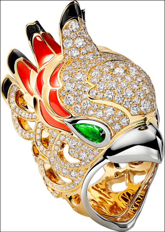鸚鵡圖案戒指，黃K金、鉑金鑲嵌縞瑪瑙、珊瑚、沙弗萊石、鑽石，組成斑斕的鸚鵡羽毛。