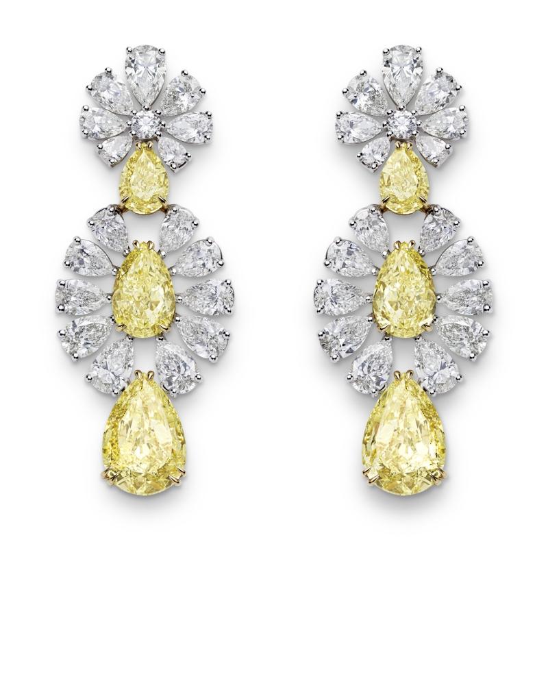 Chopard高級珠寶系列耳環以18K白金打造，鑲嵌總重19.2克拉梨形改良明亮式切割彩鑽、13.72克拉梨形鑽石及0.36克拉圓形鑽石。（Chopard提供）