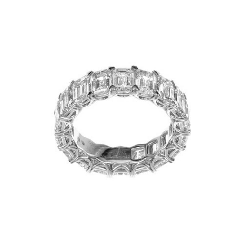 Suki Waterhouse以L’Heure Du Diamant系列戒指搭配Ice Cube系列鑽石戒指，透過不同鑽石切割與幾何造型營造層次。（Chopard提供）