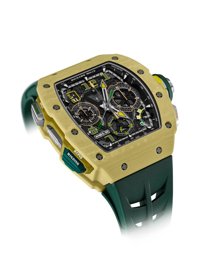 RICHARD MILLE RM 65-01沙色Quartz TPT®石英纖維雙秒追針自動上鍊計時碼錶，搭載RMAC4鏤空自動上鍊機芯，5赫茲高振頻、雙秒追針計時、快速上鍊及功能選擇器，沙色Quartz TPT®石英纖維錶殼，錶殼尺寸44.50×49.94×16.10mm，動力儲存約60小時，防水深度50米，全球限量150只。（RICHARD MILLE提供）