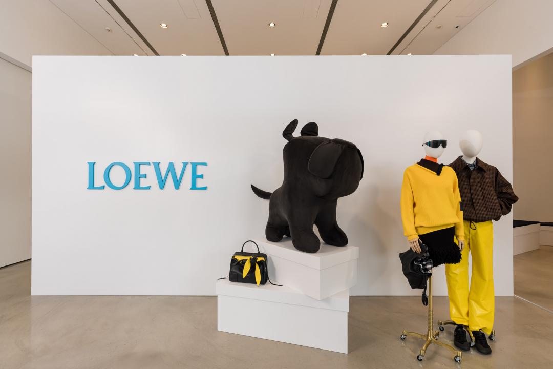 LOEWE在台舉辦2026秋冬系列預覽，現場也將德國藝術家Cosima von Bonin筆下的動物世界搬入。
