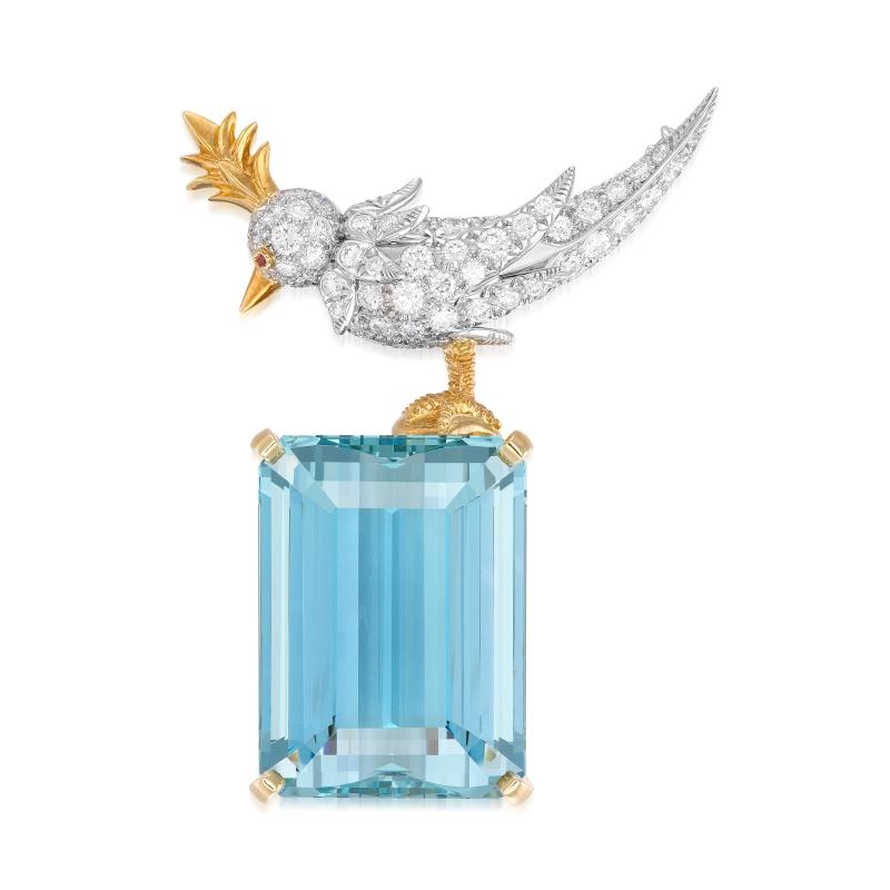 Tiffany & Co.由Jean Schlumberger設計的「Bird on a Rock」胸針，以海藍寶石搭配鑽石及粉紅色剛玉演繹經典小鳥造型，估價180,000至320,000港元。（Phillips提供）