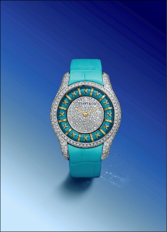 Enamel Croisillon金箔琺瑯鋪鑽腕錶，鑽石錶盤搭配旋轉琺瑯外環，裝飾12枚黃K金十字繡圖案與12枚黃K金直線繡紋。