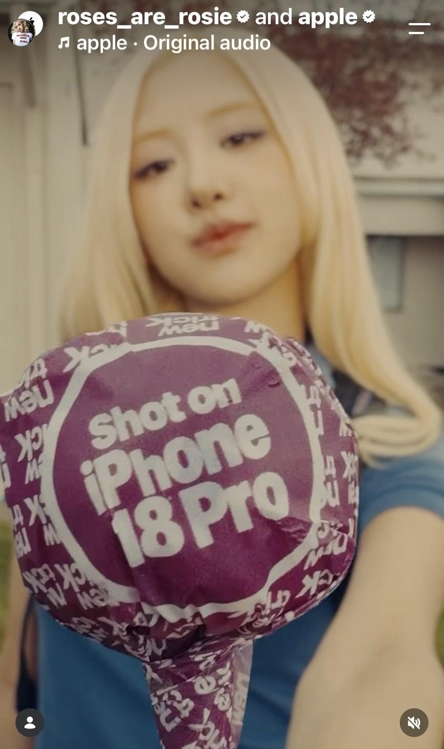 Rosé透過社群釋出與Apple合作影片，手中紫紅色汽球以「new trick」字樣留下伏筆，翻面才揭曉此次合作內容。（翻攝自instagram）