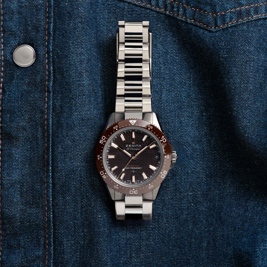 ZENITH真力時CHRONOMASTER Solo Sport高頻三針日期運動錶，搭載El Primero 3620自動上鍊機芯，精鋼、棕色陶瓷錶盤及棕色陶瓷錶圈，時間及日期顯示，錶徑40mm，防水深度200米，360,300元。