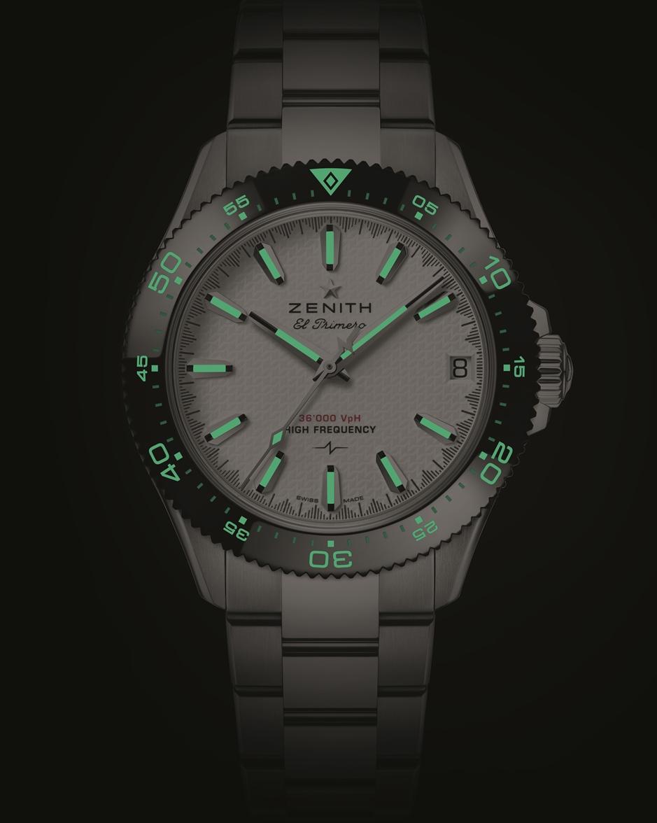 時標與指針覆以Super-LumiNova SLN C1超級夜光物料，陶瓷錶圈刻度同樣在暗處清晰發光。