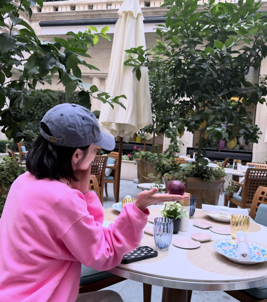 宋慧喬的裝扮有如大學生。