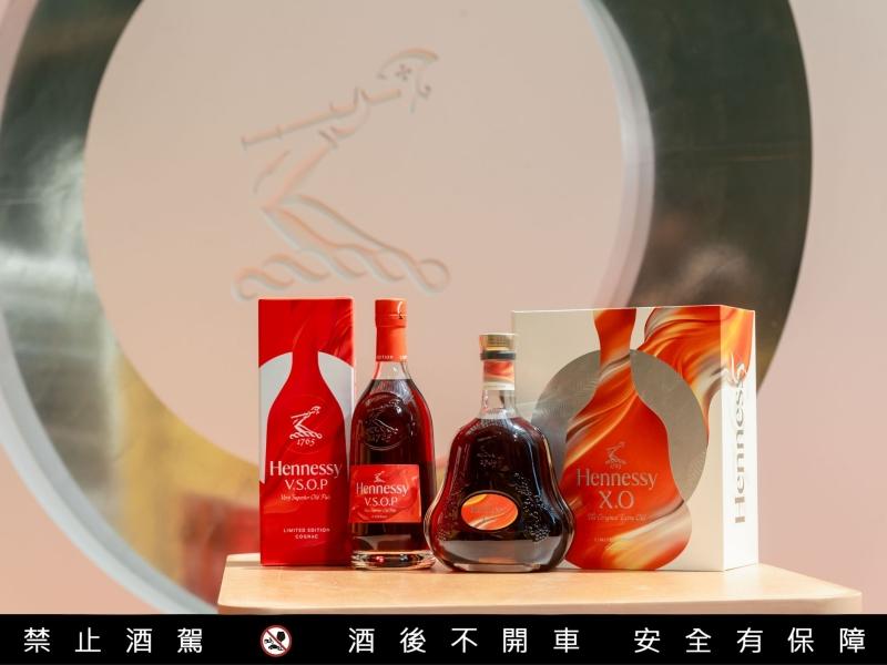 軒尼詩推出2026中秋佳節限量禮盒，V.S.O.P與X.O以茶葉月輪圖騰呼應中秋月圓意象。（Hennessy提供）