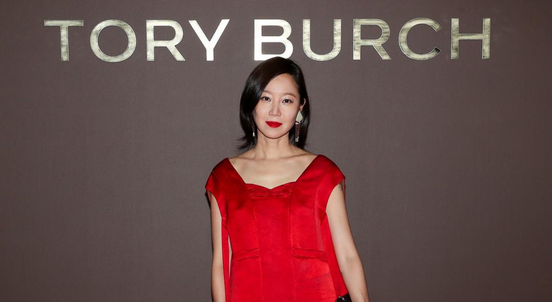 孔曉振特別飛往紐約，力挺TORY BURCH 2027春夏系列大秀。