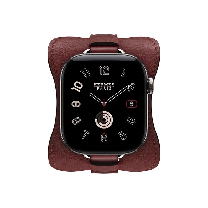 Apple Watch Hermès Series 12搭配En selle寬版護腕式小牛皮錶帶，以Étrivière馬鐙釦環呼應愛馬仕馬術傳統。（Hermès提供）