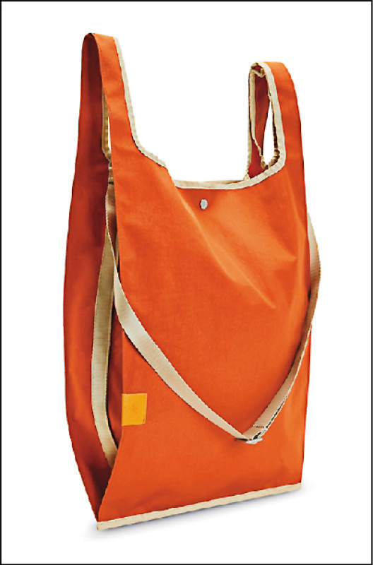 LOJEL獨家買箱送包，購買LOJEL CUBO  29.5吋拉鍊拉桿擴充箱（靛藍色），送LOJEL-NIRU三用托特包（圖），原價17,380元、特價14,800元，限量10組。