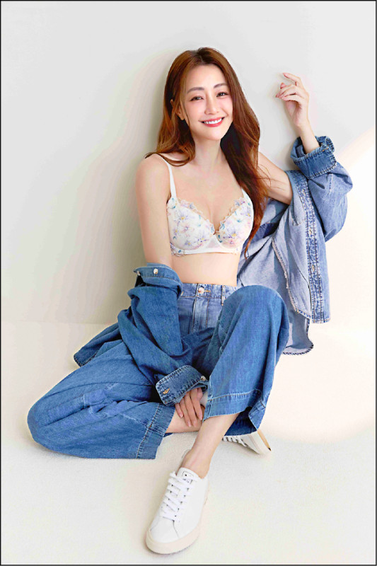 Triumph黛安芬LOVE IN LACE全新系列商品日版托高美型內衣，開幕慶獨家好禮贈，買4套送1套。