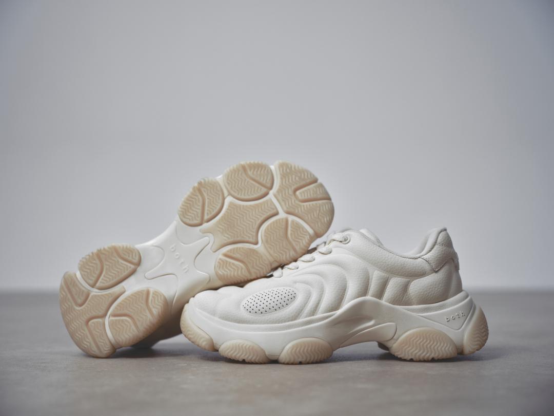 GUM Sole鞋底以流線外觀形塑強烈視覺風格，兼具抓地力、結構穩定性與輕量支撐的機能特色。