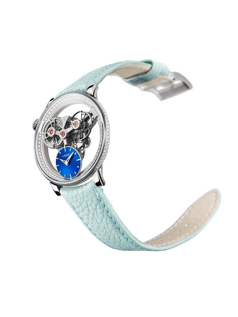 MB&F SP One Pavée腕錶，搭載品牌自主研發手動上鍊機芯，18K白金錶殼鑲嵌鑽石，時、分顯示，錶徑38mm，動力儲存72小時，防水深度30米，全錶共鑲255顆鑽石、總重1.608克拉。（MB&F提供）