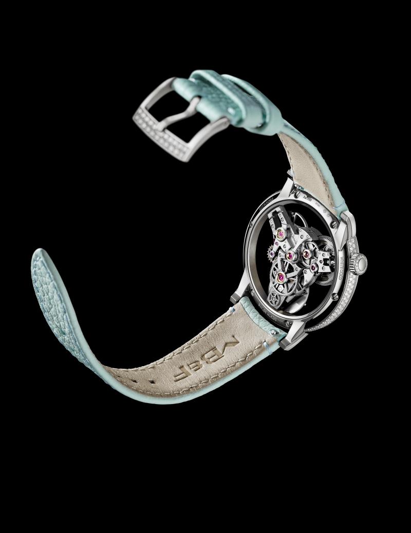 MB&F SP One Pavée腕錶透過藍寶石水晶底蓋展露手動上鍊機芯結構，18K白金錶殼、錶冠與錶扣均鑲嵌鑽石，搭配淺藍色小牛皮錶帶。（MB&F提供）