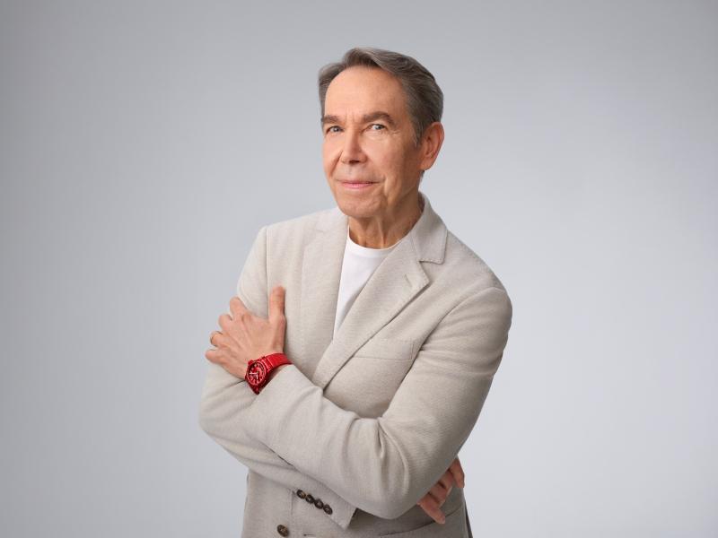當代藝術家Jeff Koons佩戴HUBLOT經典融合系列氣球狗腕錶紅色款，將其最具代表性的《氣球狗》雕塑語彙濃縮於腕間。（HUBLOT提供）