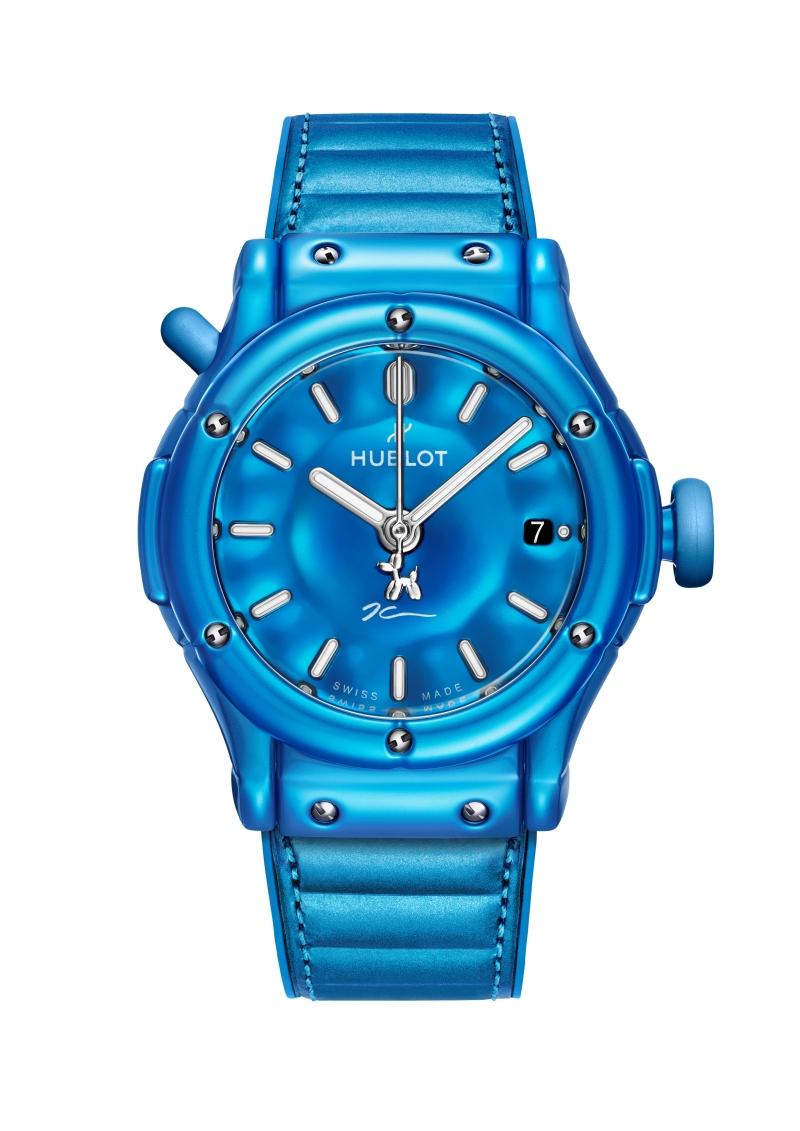 HUBLOT經典融合系列氣球狗腕錶藍色款，搭載HUB1710自動上鍊機芯，藍色陽極氧化鋁錶殼，日期顯示，錶徑42mm，防水深度50米，動力儲存50小時，742,000元，全球限量200只。（HUBLOT提供）