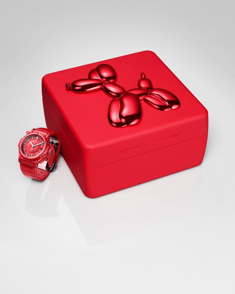 專屬錶盒延續Jeff Koons《氣球狗》創作元素，盒面以鍍鉻鏡面氣球狗裝飾，並依腕錶版本搭配相應色彩。（HUBLOT提供）