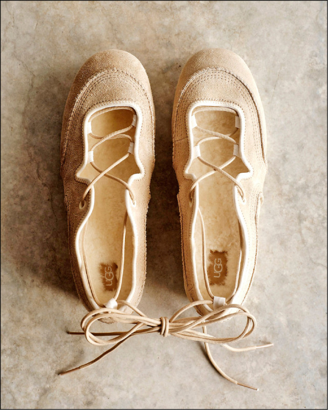 UGG Quill Ballet Sneaker綁帶芭蕾休閒鞋，原價6,280元、開幕獨家價5,200元。