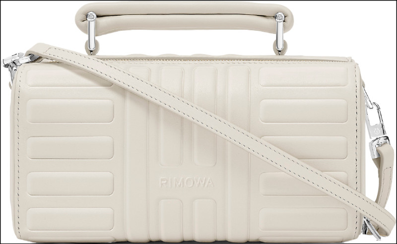 Groove系列斜背包藉由縱橫交錯紋理呼應RIMOWA經典溝槽設計，38,600元。
