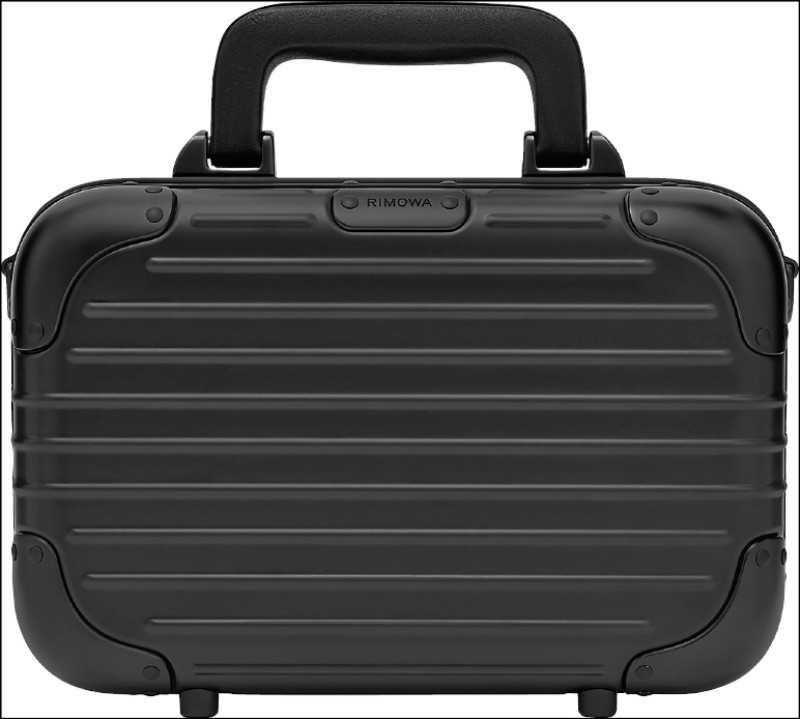 The Original Bag 19以鋁鎂合金打造硬殼包身，將RIMOWA經典行李箱縮小，轉化為日常手提包，75,500元。
