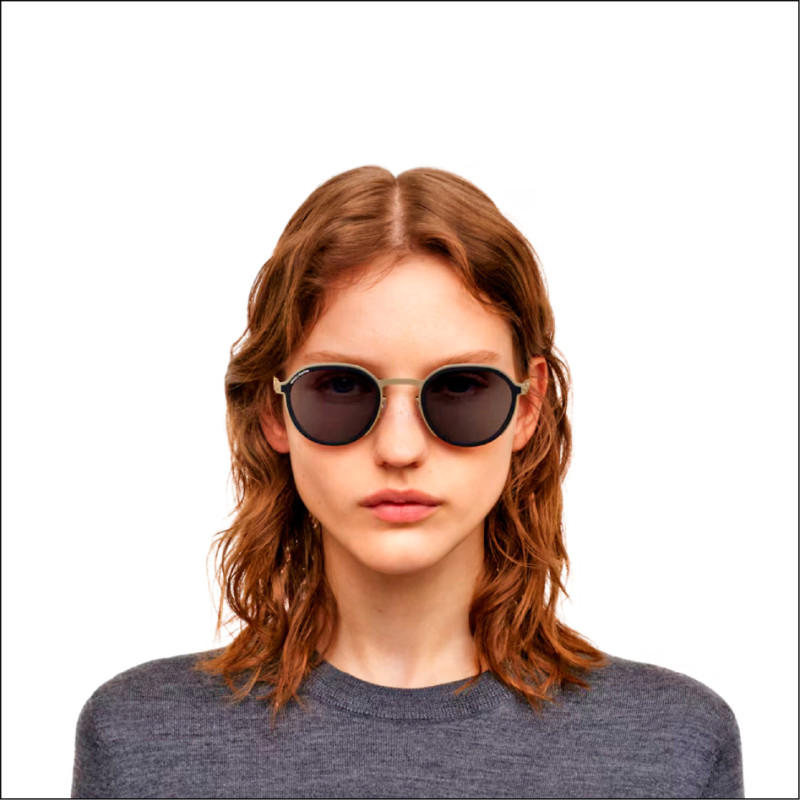 RIMOWA×MYKITA Heritage MR001採用圓框造型勾勒復古風格，24,200元。