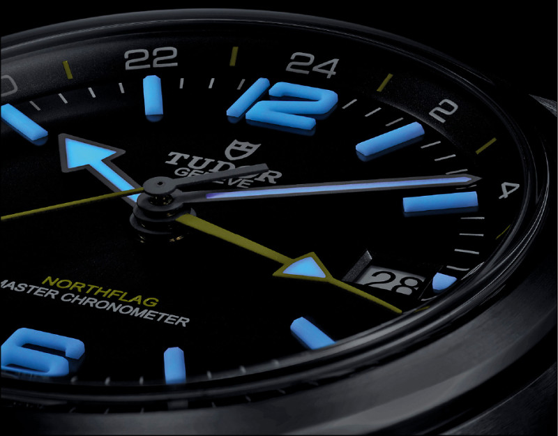 指針和時標塗覆Super-LumiNova®夜光塗層，確保黑暗中仍能判讀時間。