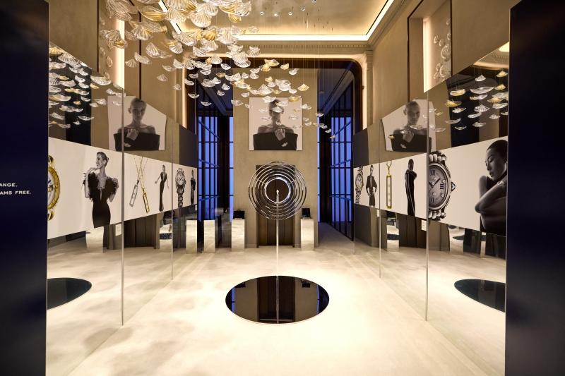 蕭邦於紐約第五大道精品店舉辦Happy Diamonds50週年展覽，透過歷史作品、當代新作與形象影像，回顧滑動鑽石自1976年誕生至今的設計歷程。（Chopard提供）
