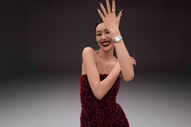 換穿酒紅色平口禮服，以鮮明色彩襯托Happy Diamonds珠寶及Happy Sport腕錶。（Chopard提供）
