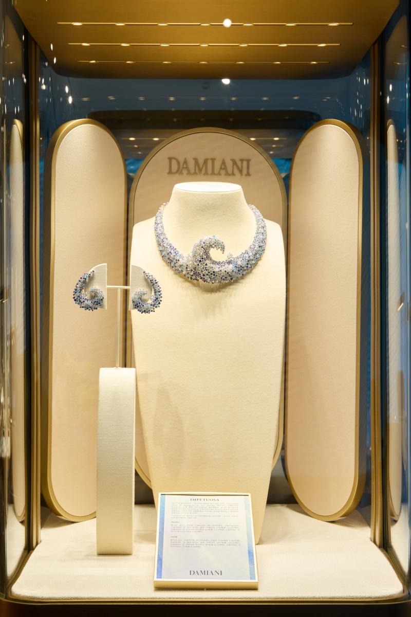 DAMIANI Arte Maestra Impetuosa藝術大師澎湃高級珠寶作品，以深淺藍色藍寶石、帕拉伊巴碧璽及鑽石，立體重現《神奈川沖浪裏》的巨浪姿態。（DAMIANI提供）