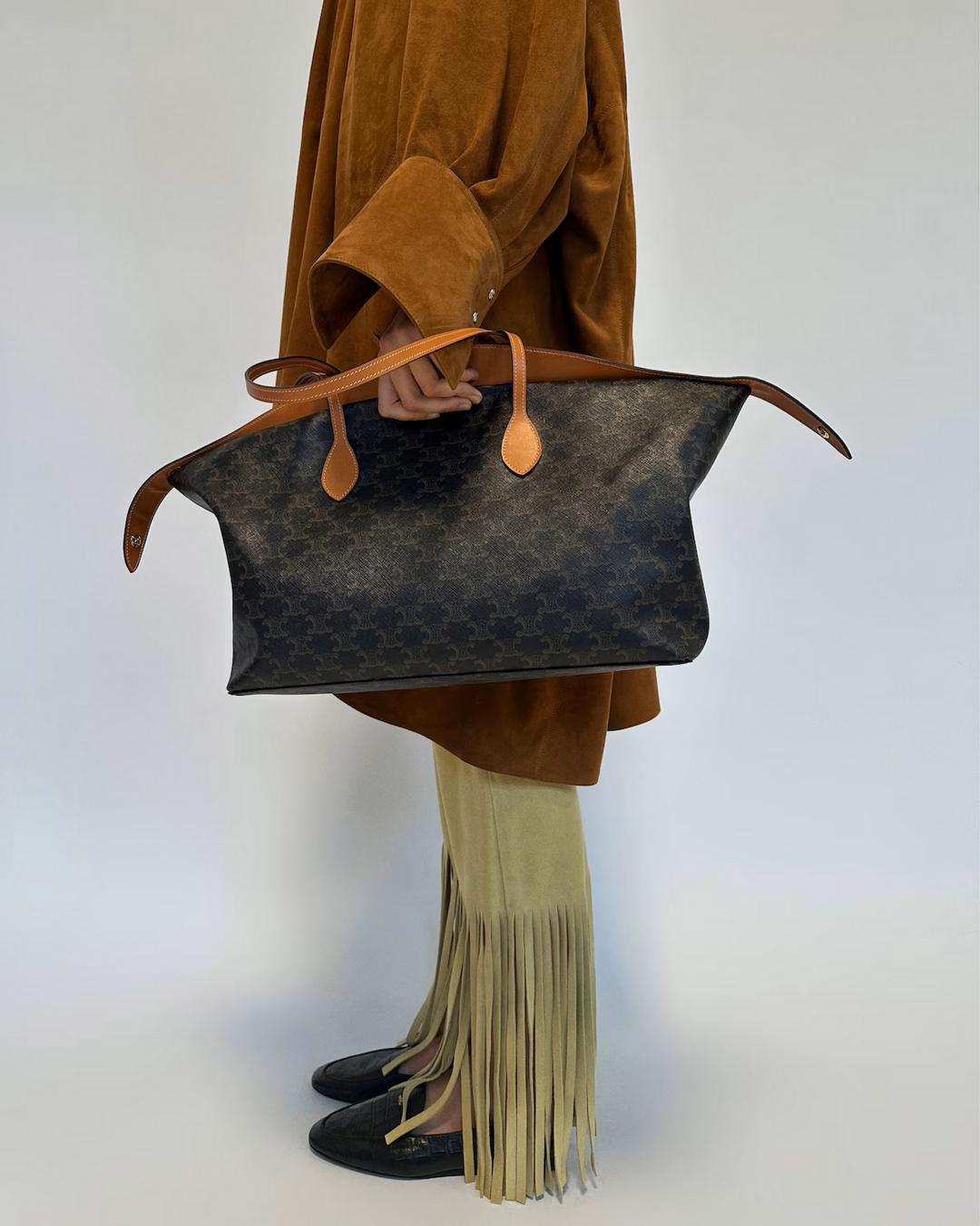CELINE DUFFLE標誌印花大型手袋，64,000元。