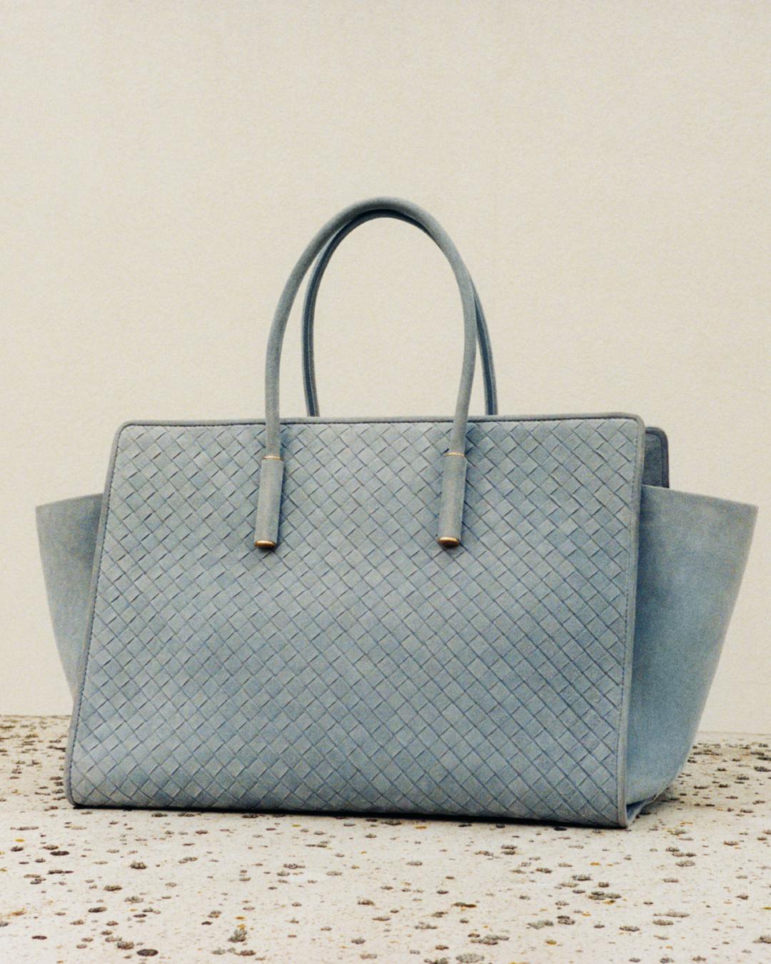 BOTTEGA VENETA Barbara Tote，189,900元。