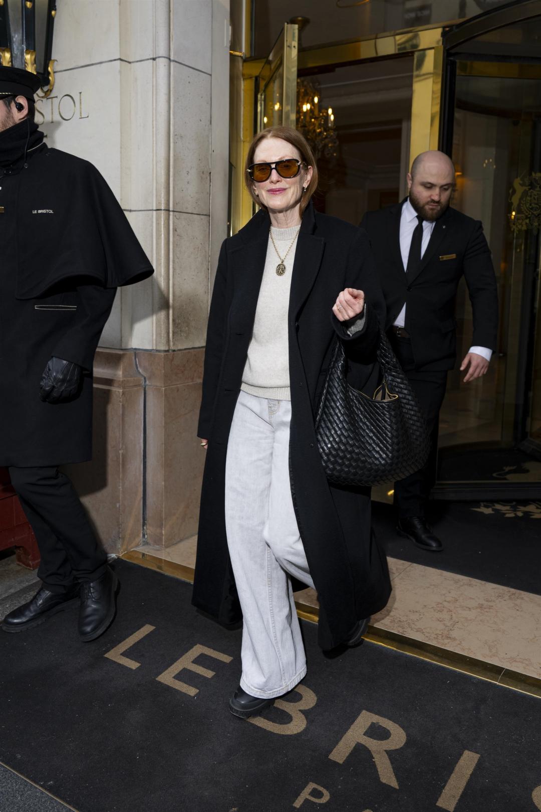 好萊塢巨星茱莉安摩爾（Julianne Moore）以黑白造型搭配BOTTEGA VENETA大型Intrecciato肩背包，引領今年秋冬鬆弛輪廓趨勢。