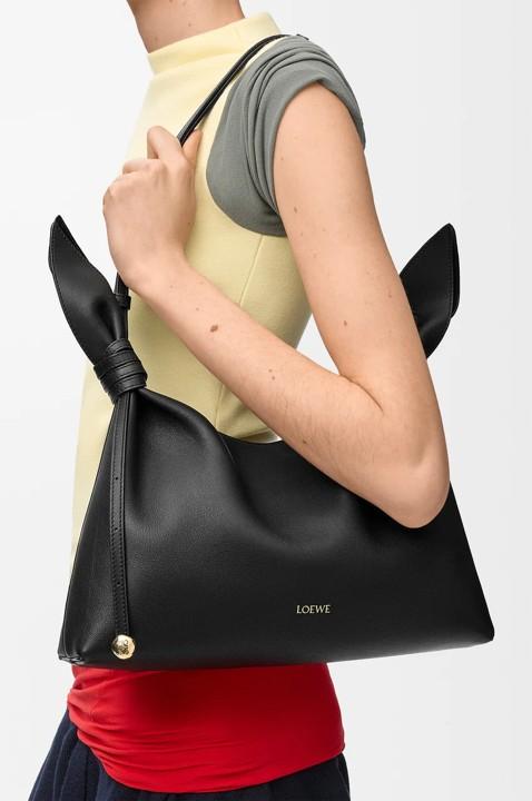 LOEWE中型平滑小牛皮Scarf包款，98,000元。