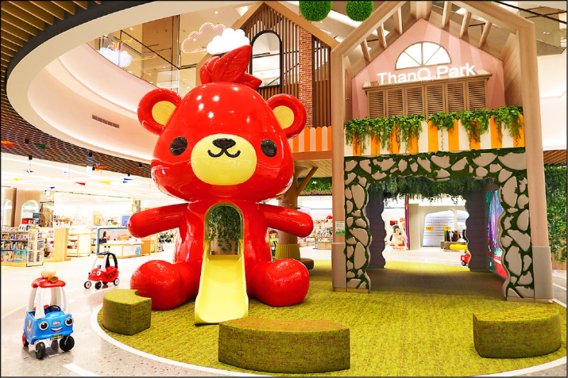遠東Garden City為親子客群在5樓打造「小小森世界」ThanQ ParK，巨型樹屋城堡讓家長帶著孩子來此體驗穿梭在樹梢的樂趣。