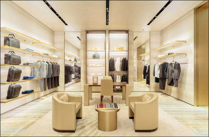 量身訂製專屬空間，家具採用Armani/Casa系列，提供完整訂製服務。