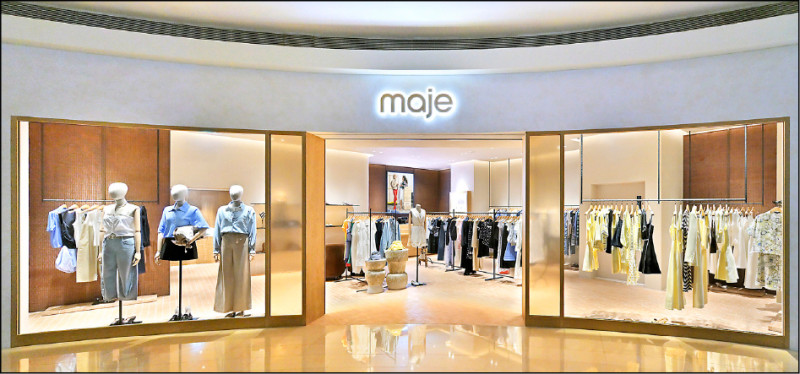 Maje全新台北101概念精品店從光影與材質互動汲取靈感，透過木質元素與分區照明，營造層次分明的法式空間氛圍。