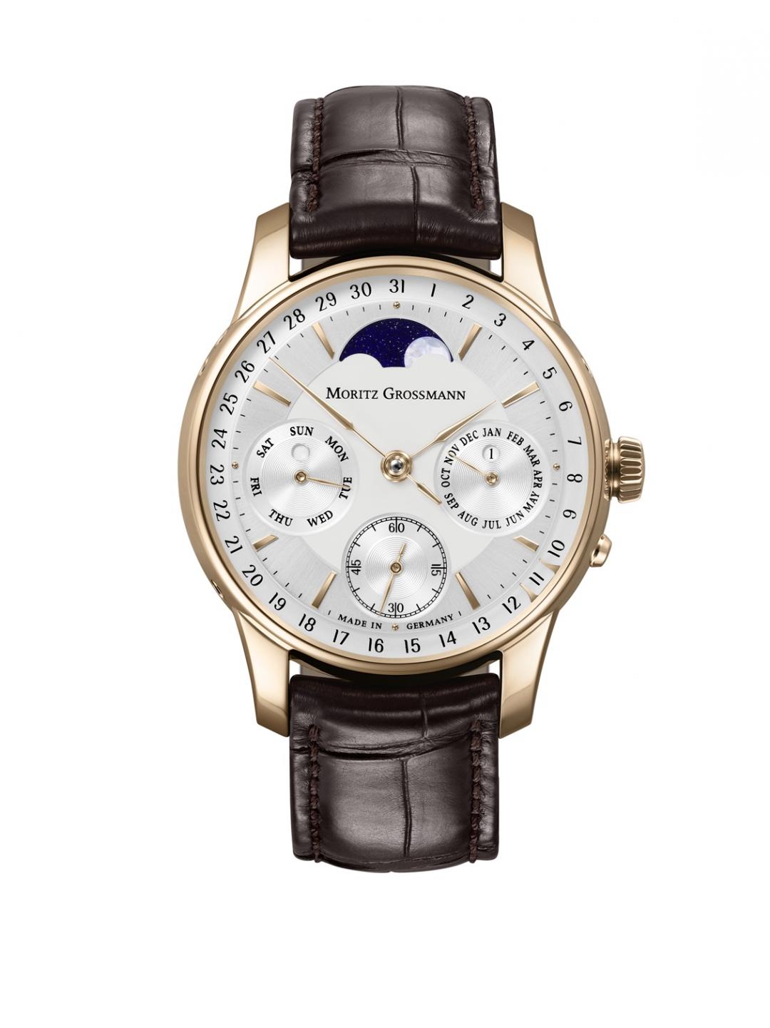 Moritz Grossmann PERPETUAL CALENDAR萬年曆腕錶，18K玫瑰金錶殼，Argenté銀白色面盤，搭載101.13型手動上鍊機芯，日期、星期、月份、月相、閏年及晝夜顯示，錶徑41mm，動力儲存42小時，約3,200,000元。
