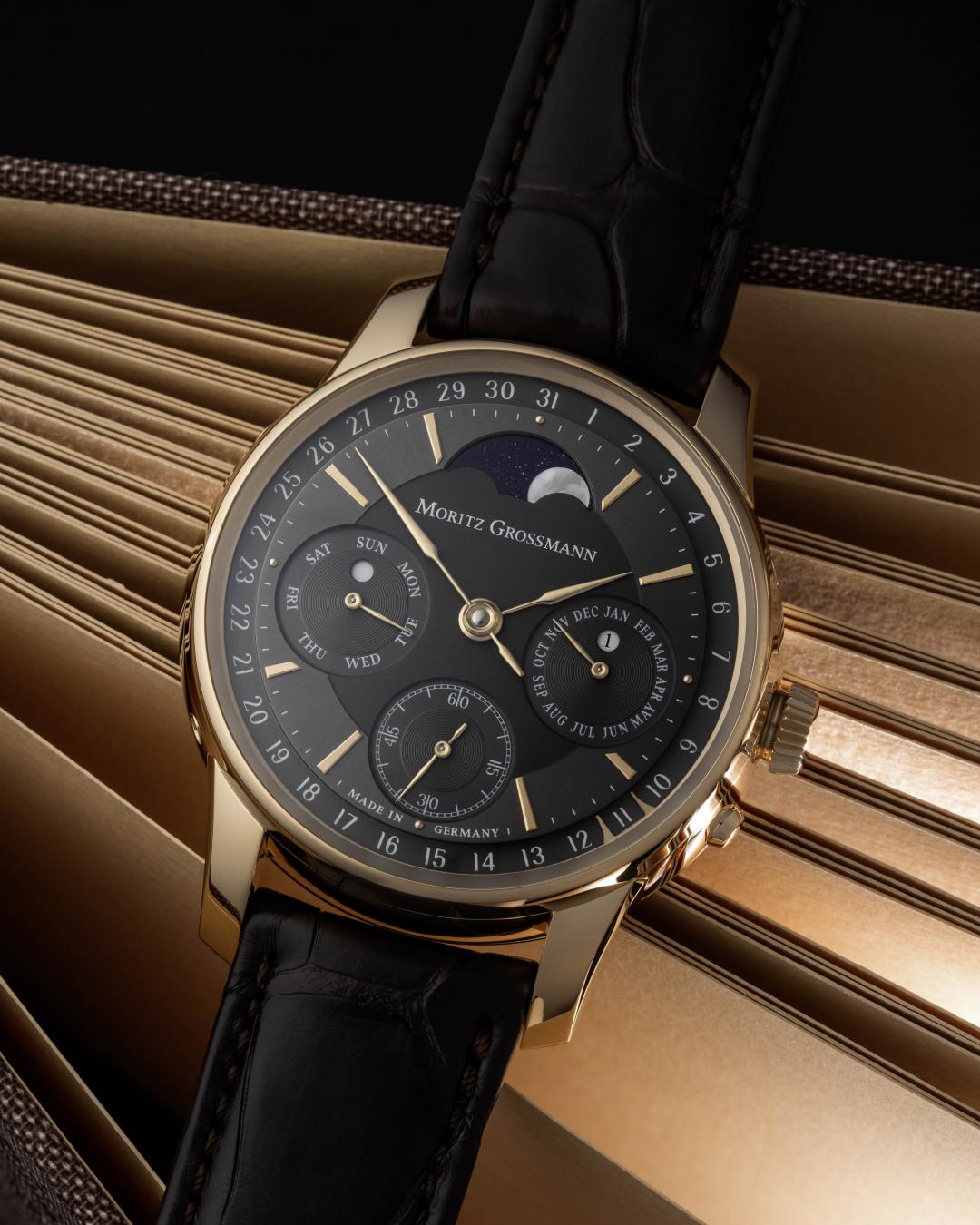 Moritz Grossmann PERPETUAL CALENDAR萬年曆腕錶，18K玫瑰金錶殼，炭黑色面盤，搭載101.13型手動上鍊機芯，日期、星期、月份、月相、閏年及晝夜顯示，錶徑41mm，動力儲存42小時，約3,200,000元。