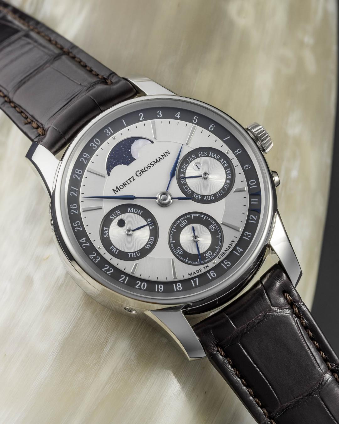 Moritz Grossmann PERPETUAL CALENDAR萬年曆腕錶，鉑金錶殼，Argenté銀白與炭黑雙色面盤，搭載101.13型手動上鍊機芯，日期、星期、月份、月相、閏年及晝夜顯示，錶徑41mm，動力儲存42小時，約3,550,000元。