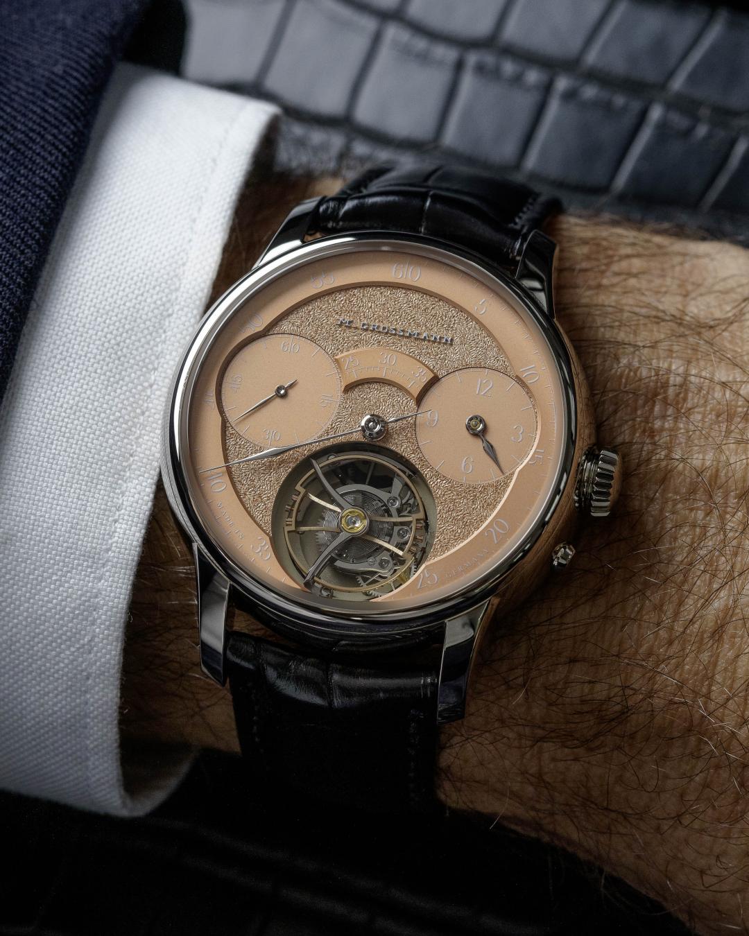 Moritz Grossmann TOURBILLON Tremblage腕錶，18K白金錶殼，實心銀質Tremblage手工抖雕面盤，搭載103.0型手動上鍊機芯，3分鐘飛行陀飛輪，錶徑44.5mm，動力儲存72小時，約7,280,000元，全球限量8只。