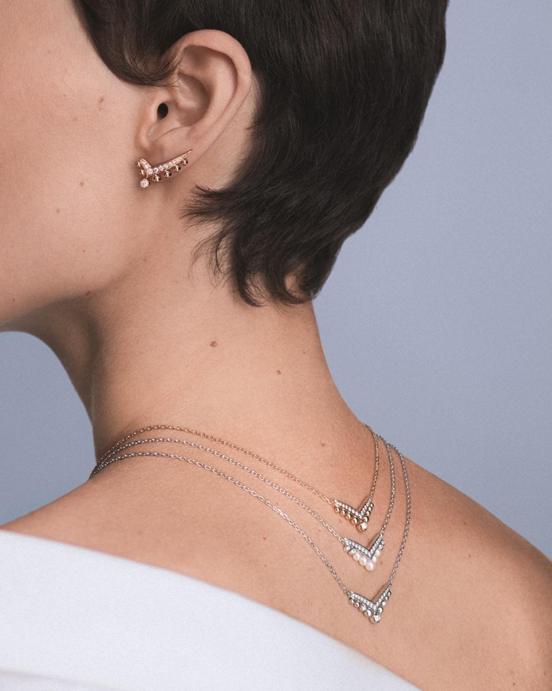 （由上至下）Joséphine Aigrette 18K玫瑰金鑽石耳環319,000元、Joséphine Aigrette 18K玫瑰金鑽石項鍊229,000元、Joséphine Aigrette 18K白金珍珠項鍊204,000元、Joséphine Aigrette 18K白金鑽石項鍊257,000元。