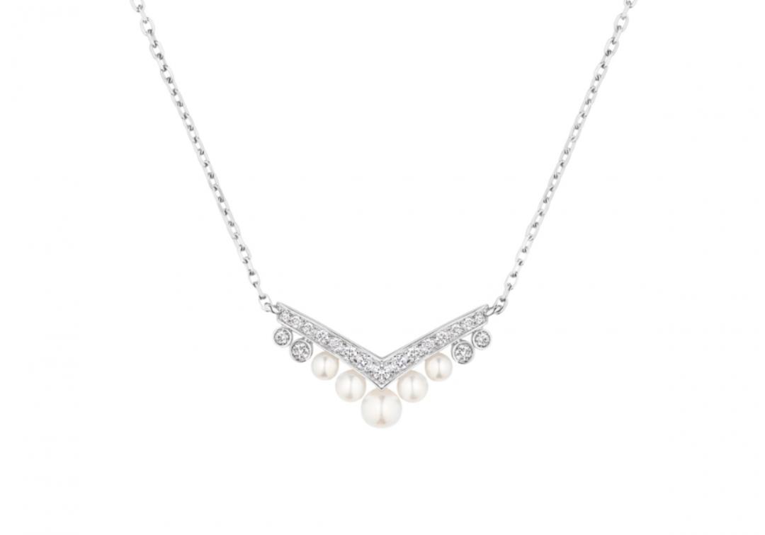 Joséphine Aigrette 18K白金項鍊，鑲嵌5顆Akoya珍珠及明亮式切割鑽石，204,000元。
