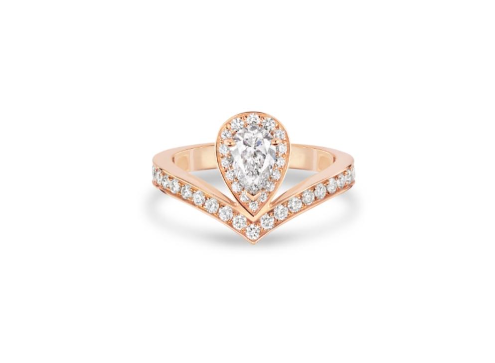 Joséphine Aigrette 18K玫瑰金戒指，鑲嵌約0.5克拉梨形鑽石及明亮式切割鑽石，價格依主石條件調整。