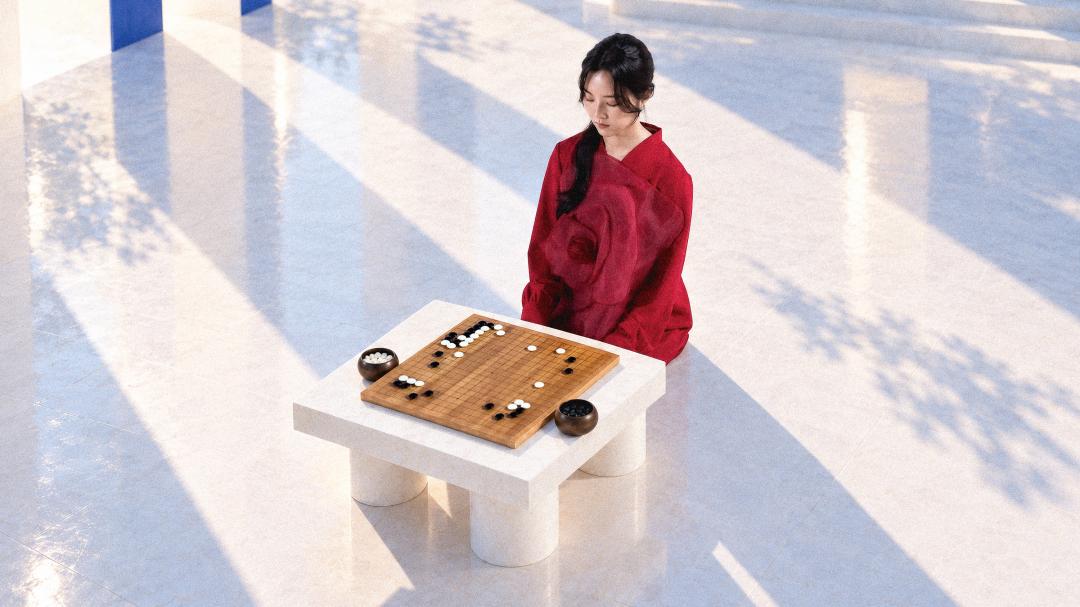 職業圍棋棋士俞俐均特別演出，身穿紅色玫瑰花造型坐於棋局前入鏡。