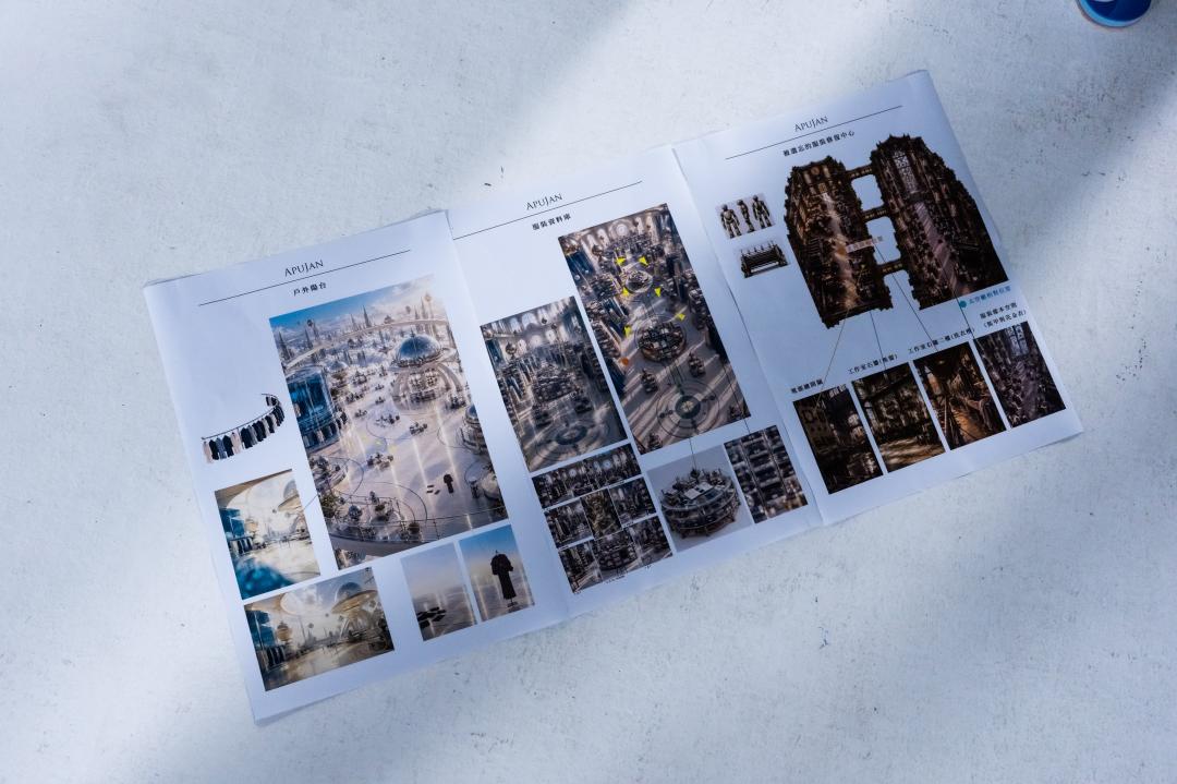 APUJAN 2027春夏大秀場景設定相當精緻，展現詹樸不斷創新的影像實驗模式。