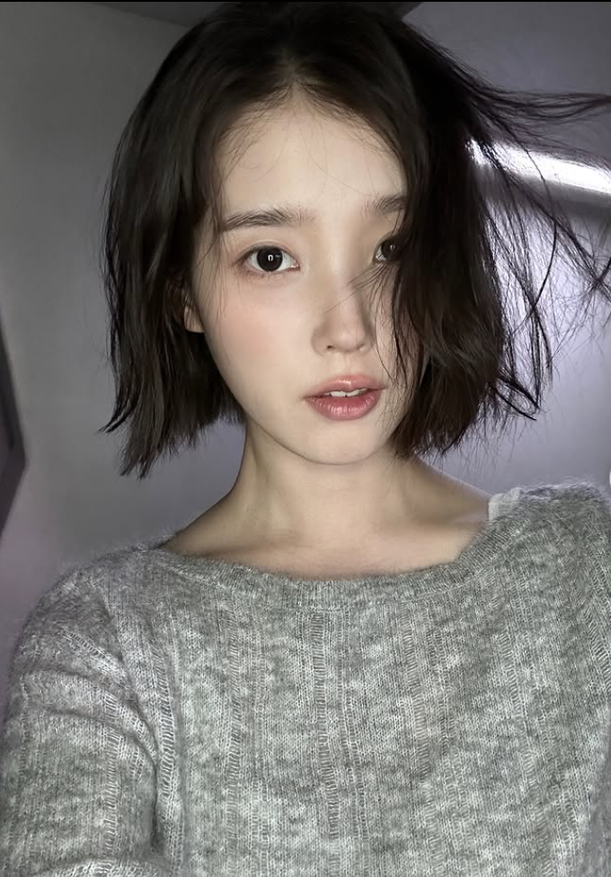 粉絲大讚IU的短髮超級回春。