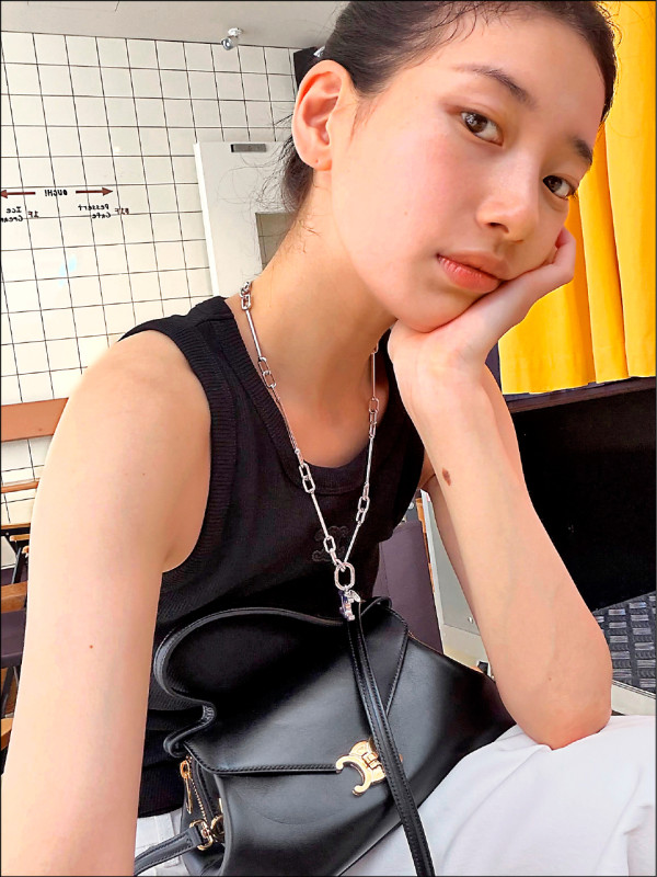 CELINE全球品牌大使秀智近期出遊，透過簡單造型搭配小型Flair描繪慵懶隨興風格，116,000元。（翻攝IG @skuukzky）
