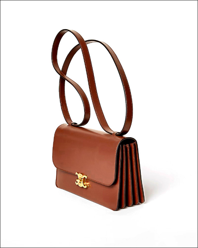 CELINE 17手袋採用牛皮包面與羊皮內裡，展現精緻皮革質感，120,000元。