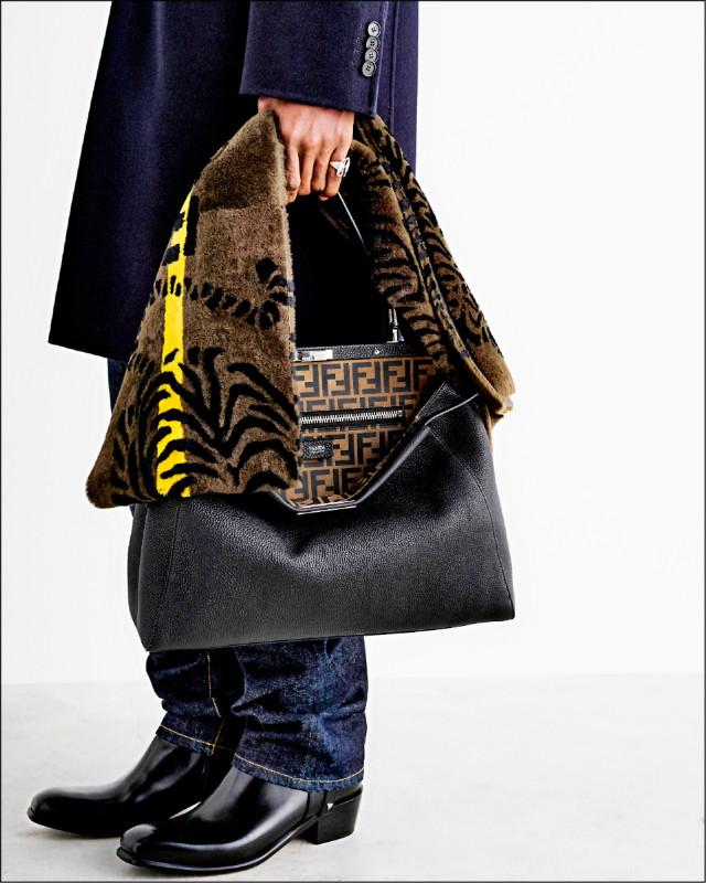 FENDI My Peekaboo透過敞開包身讓內部結構成為造型的一部分。圖為大型手提肩背包，203,900元。
